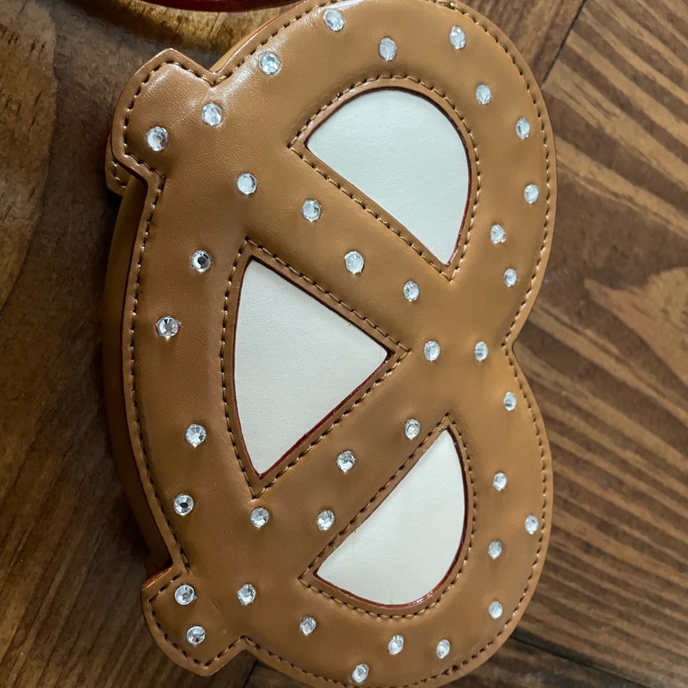 Brand new Kate spade 🥨 wristlet